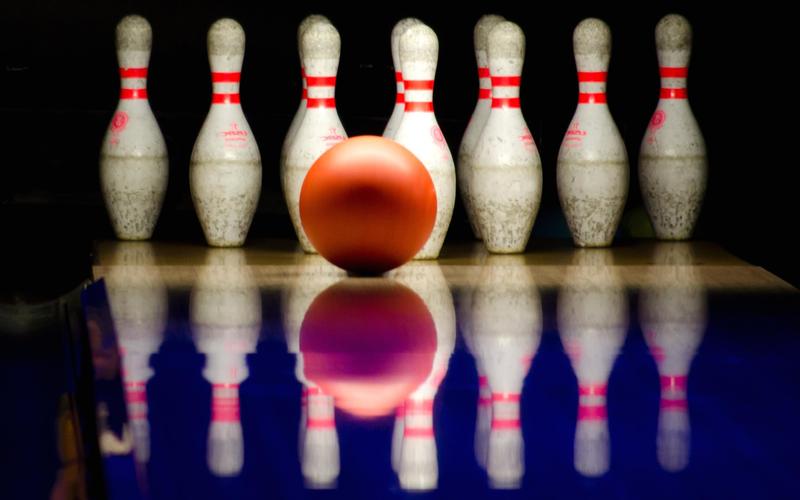 Bowlingkugel und Pins